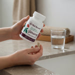 Person holding Heil Ginseng capsules